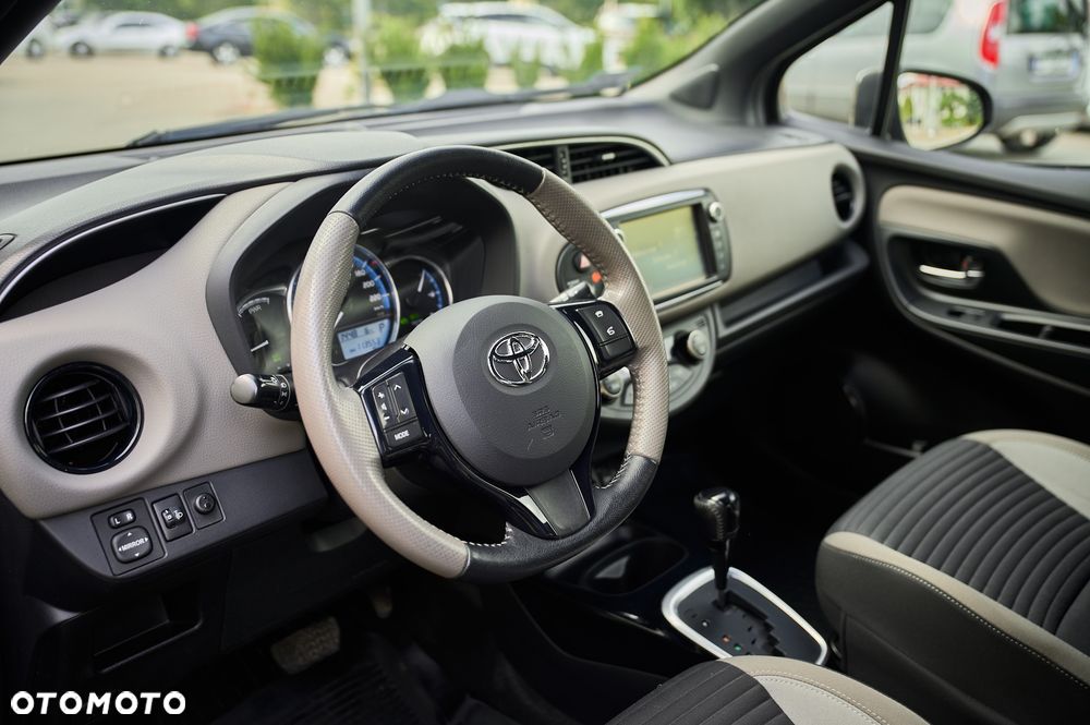 Toyota Yaris Hybrid 100 Selection Passion - 33