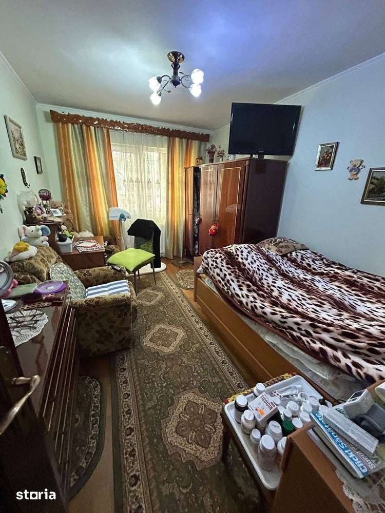 De vanzare apartament cu 4 camere și balcon, renovat, suprafata 73mp - Imagine principală: 2/12