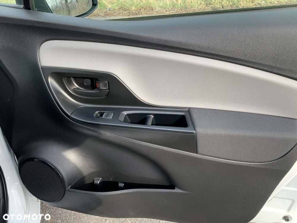 Toyota Yaris Hybrid 100 Active - 13