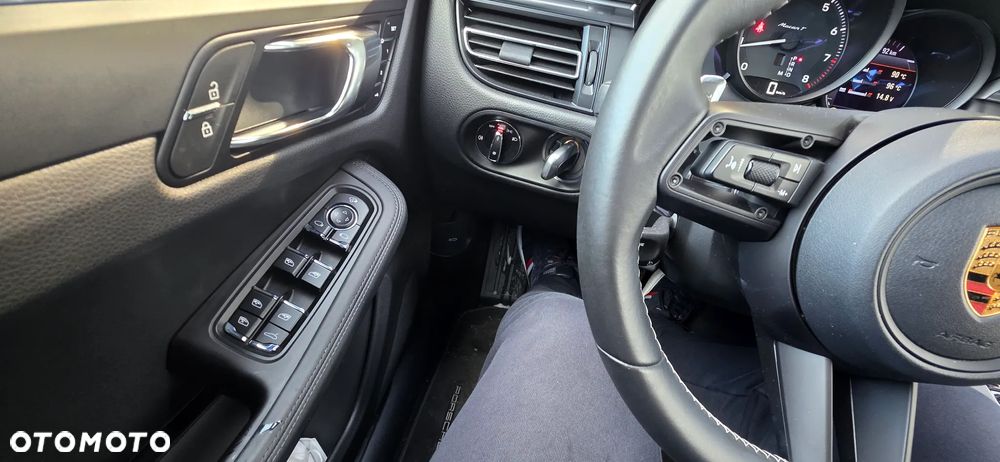 Porsche Macan T - 27