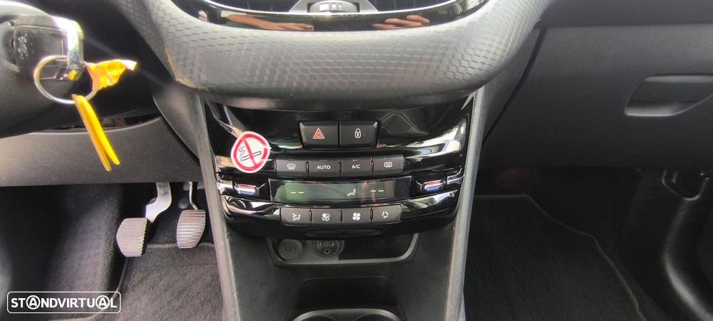 Peugeot 208 1.2 PureTech Allure - 21