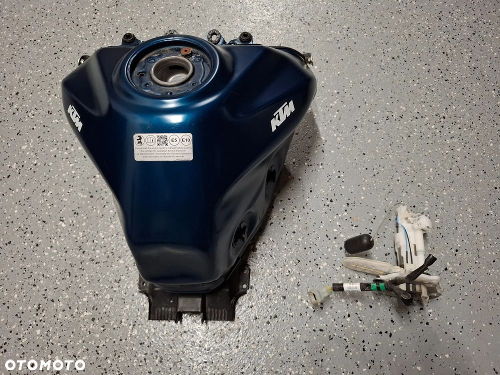 KTM Duke 125 390 zbiornik bak pompa paliwa - 1