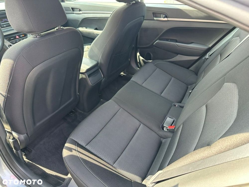 Hyundai Elantra - 10