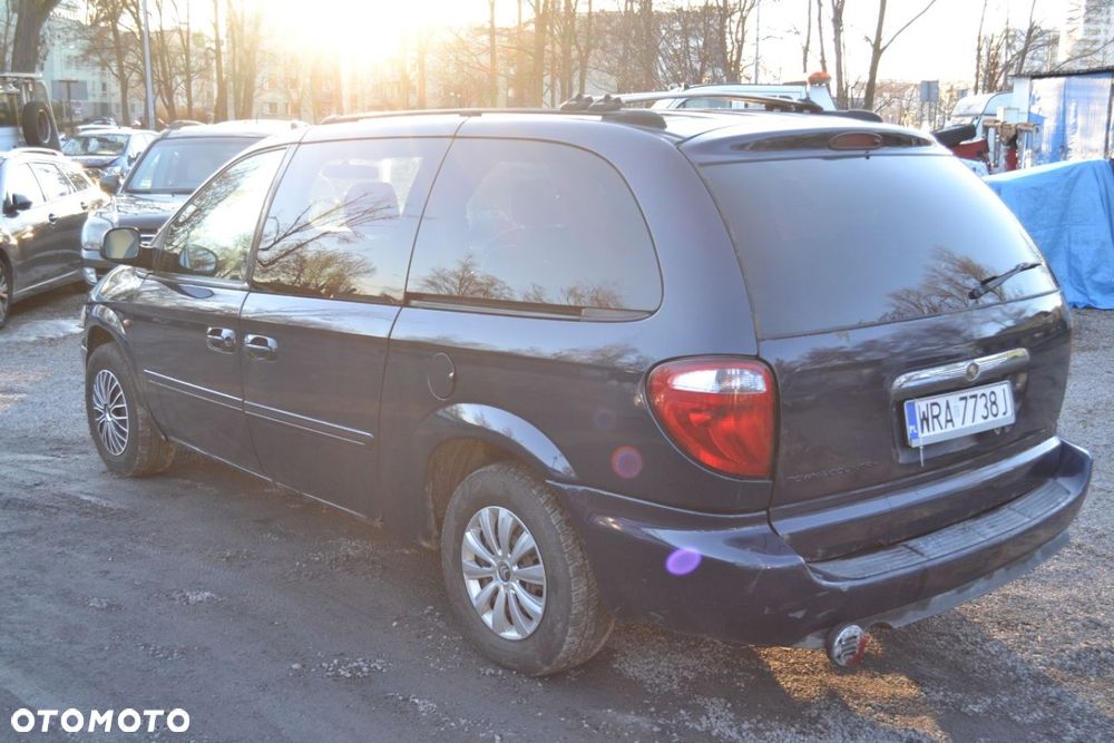 Chrysler Town & Country - 3