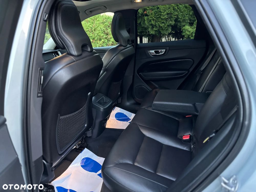 Volvo XC 60 B4 D AWD Plus Dark - 20