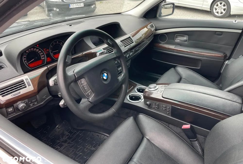 BMW Seria 7 750i - 8