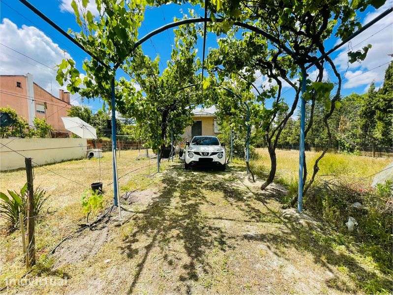 Terreno urbano com casa antiga, 40 minutos de Lisboa - Grande imagem: 2/9