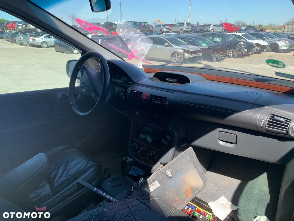 MERCEDES VANEO 2003 *SAMOCHÓD NA CZĘŚCI* 5036 9744 (Kolor lakieru srebrny brylantowy metalik MB 9744) MASKA, LAMPA, DRZWI, LUSTERKO, ZDERZAK, GRILL, BŁOTNIK, KLAPA, BELKA, DESKA, FOTELE, KANAPA, ĆWIARTKA KIEROWNICA, TARCZE, ZACISKI, ZAWIESZENIE, KOMPLETNY PRZÓD, KOMPLETNY TYŁ, LICZNIK, ZEGARY, PRAWE LEWE PRZÓD TYŁ - 5