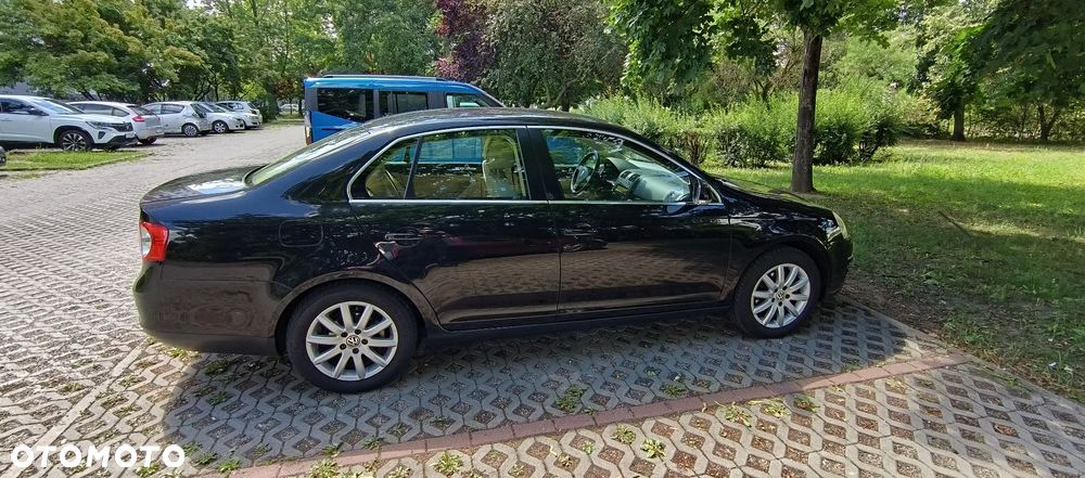 Volkswagen Jetta 1.6 Comfortline - 4