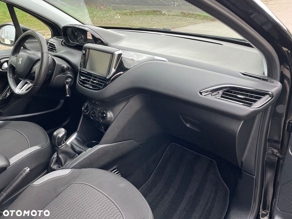 Peugeot 208 - 12