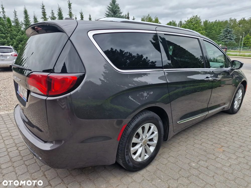 Chrysler Pacifica - 10