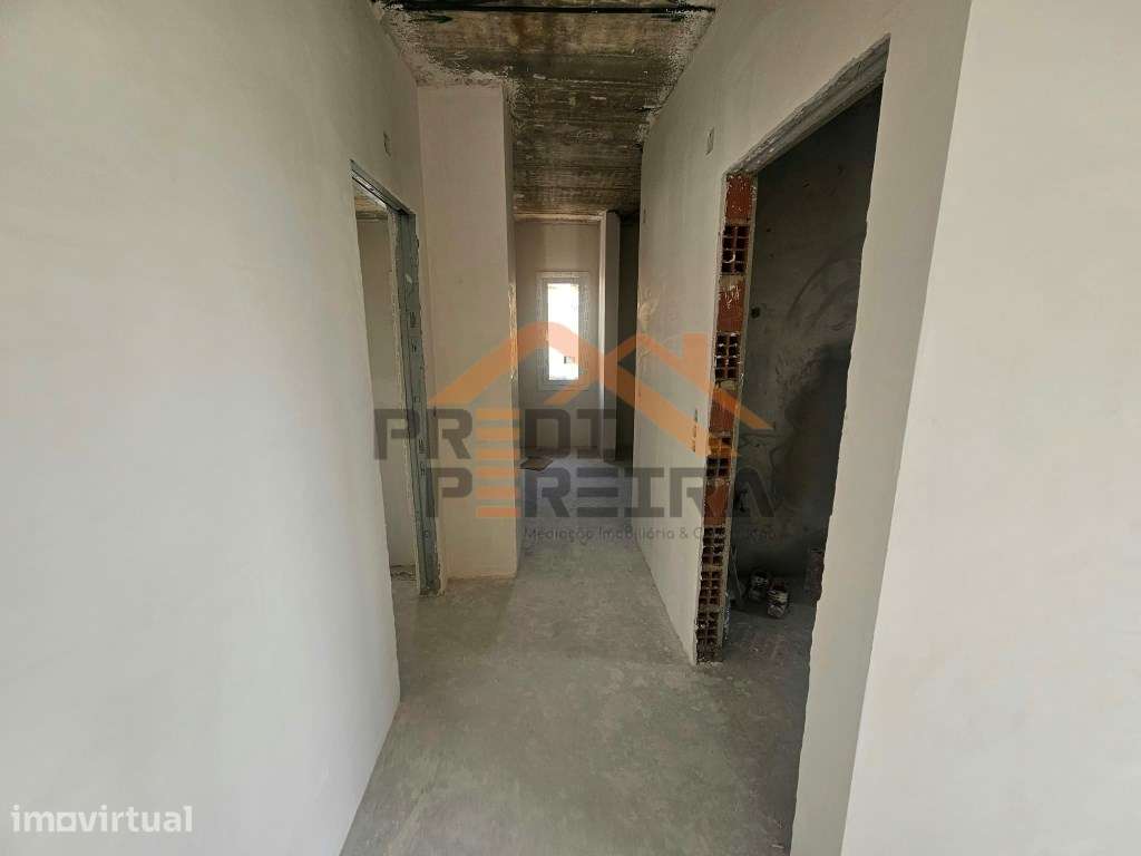 Moradia T4 em fase de construção, situada no Bairro Casal São Sebas... - Grande imagem: 4/28