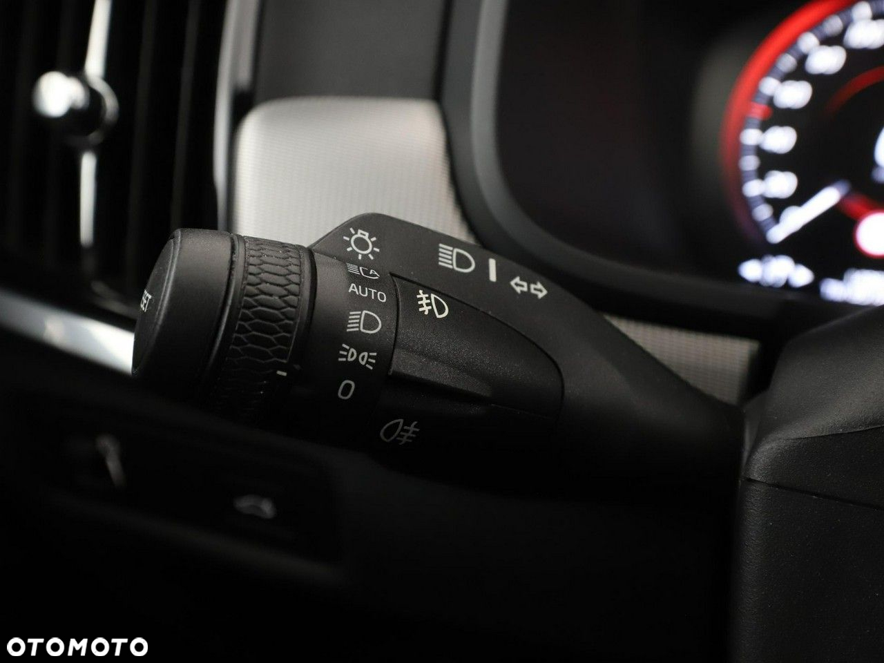 Volvo V90 D4 R-Design - 35