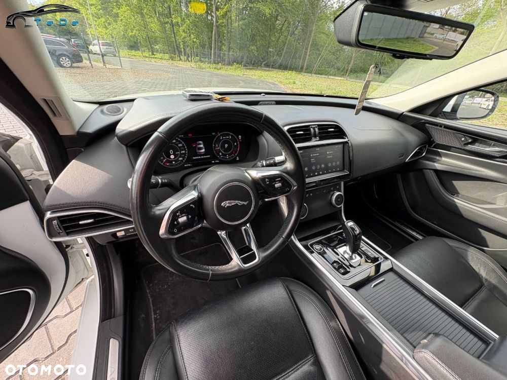 Jaguar XE 2.0 D R-Sport - 18