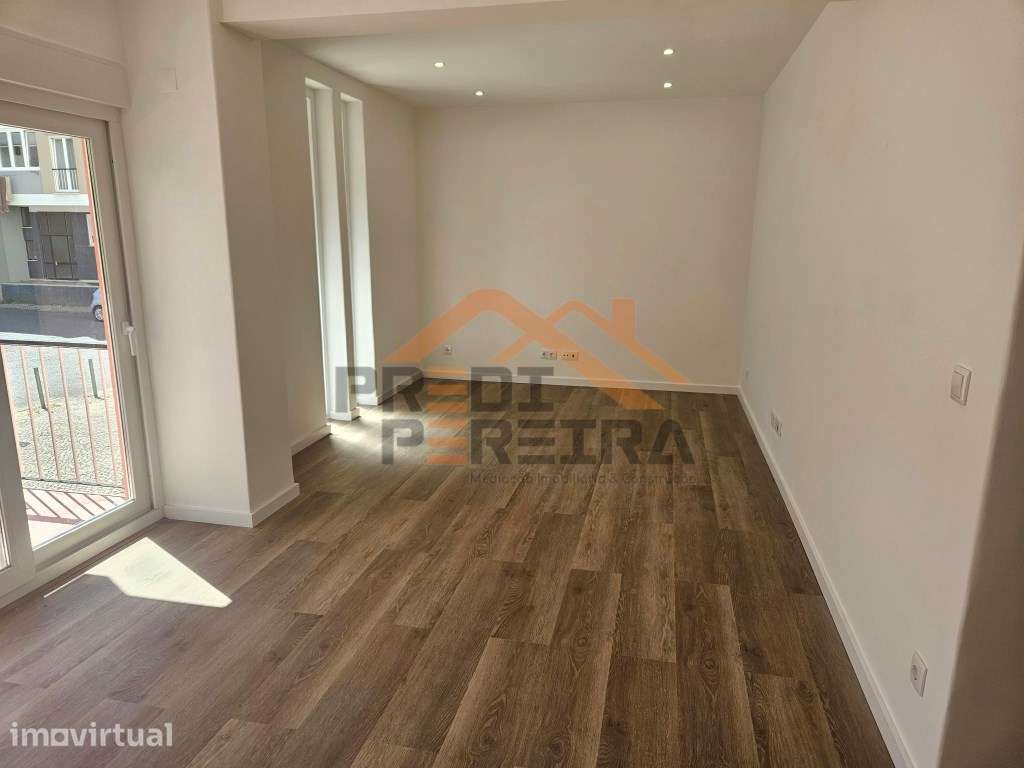 Situado nos Olivais, T4 totalmente remodelado. - Grande imagem: 4/32