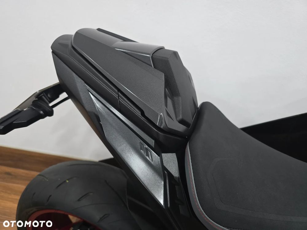 Suzuki GSX - 12