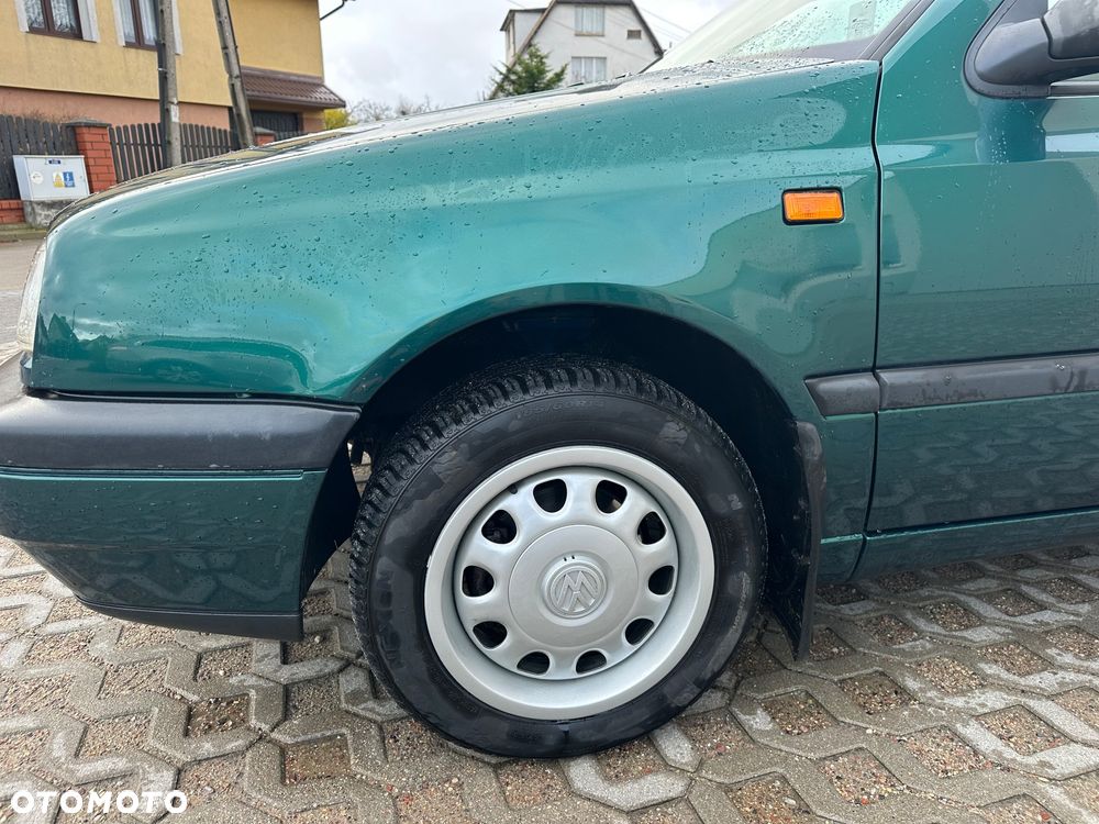 Volkswagen Vento 1.8 GL - 16