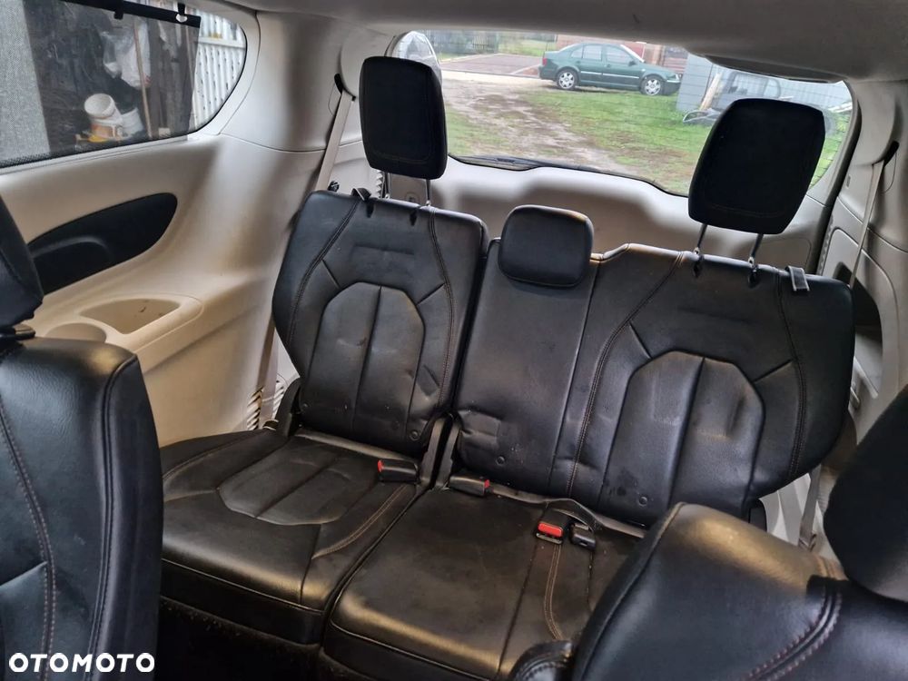 Chrysler Pacifica - 12