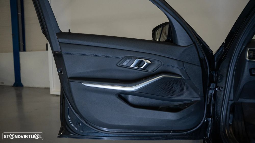 BMW 320 d Touring Pack Desportivo M Auto - 14