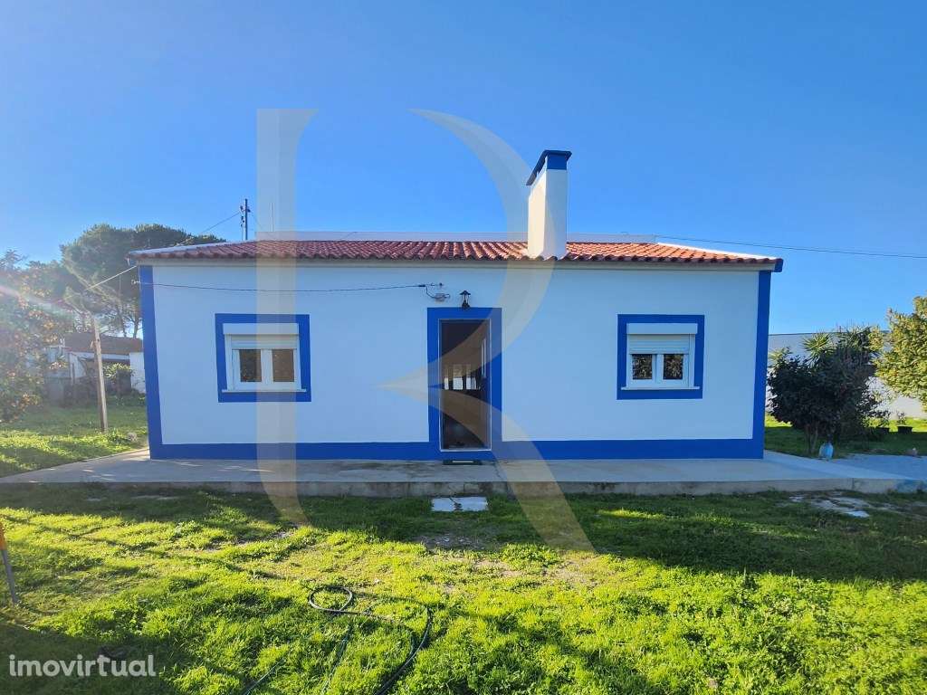 Moradia T3 transformada em T2 com Garagem, inserida num terreno de ... - Grande imagem: 3/33