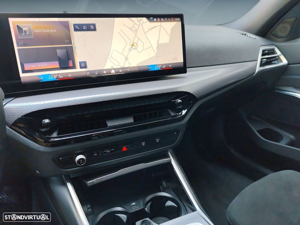 BMW 330 e Pack Desportivo M Pro Auto - 29