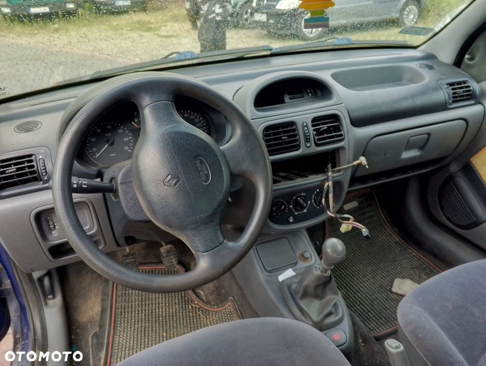 Renault Clio II (98-01r.) 1.2 B 58KM. Silnik D7FD720 Skrzynia JB1 184.Cały na części. GWARANCJA !!!  Przód Tył Zestaw Komplet Drzwi Klapa Zderzak Błotnik Maska Grill Atrapa Szyba Pas Lampa Lusterko Boczki Fotel Kanapa Kokpit Deska Rozdzielcza Przełącznik Włącznik Sterownik Przewody Wiązka Instalacja Moduł Komputer Czujnik Listwa Pompa Alternator Wtryski Głowica Rozrusznik Kompresor Sprzęgło Dwumas Silnik Skrzynia ABS Klimatyzacji Paliwa Wspomagania Kolektor Turbina Przepustnica Zawór Chłodnica Koło Hak Belka Sanki Zawieszenie Mcpherson Półoś Amortyzator Wydech Tłumik Zacisk Most - 6