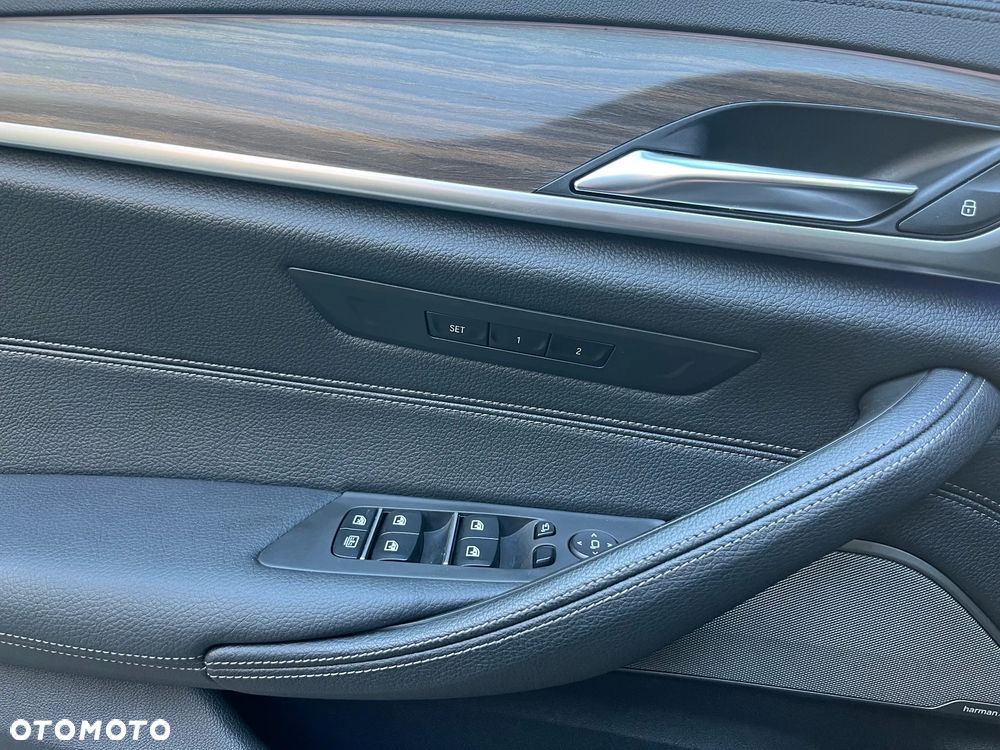 BMW Seria 5 M550i xDrive sport - 19