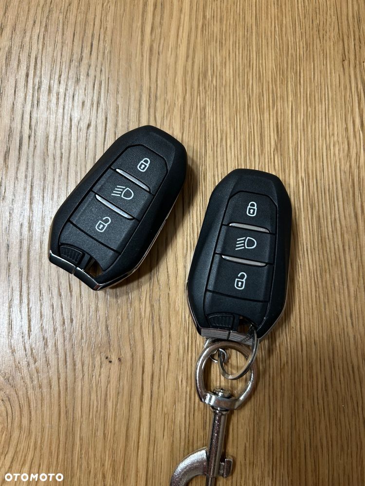 Peugeot 2008 1.2 Pure Tech GPF Allure S&S EAT6 - 31