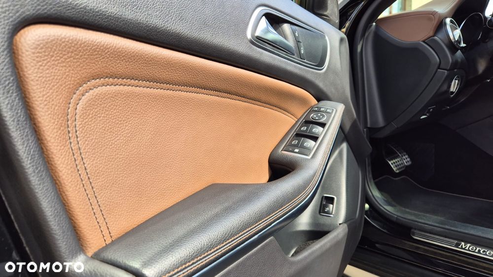 Mercedes-Benz GLA 200 7G-DCT AMG Line - 20
