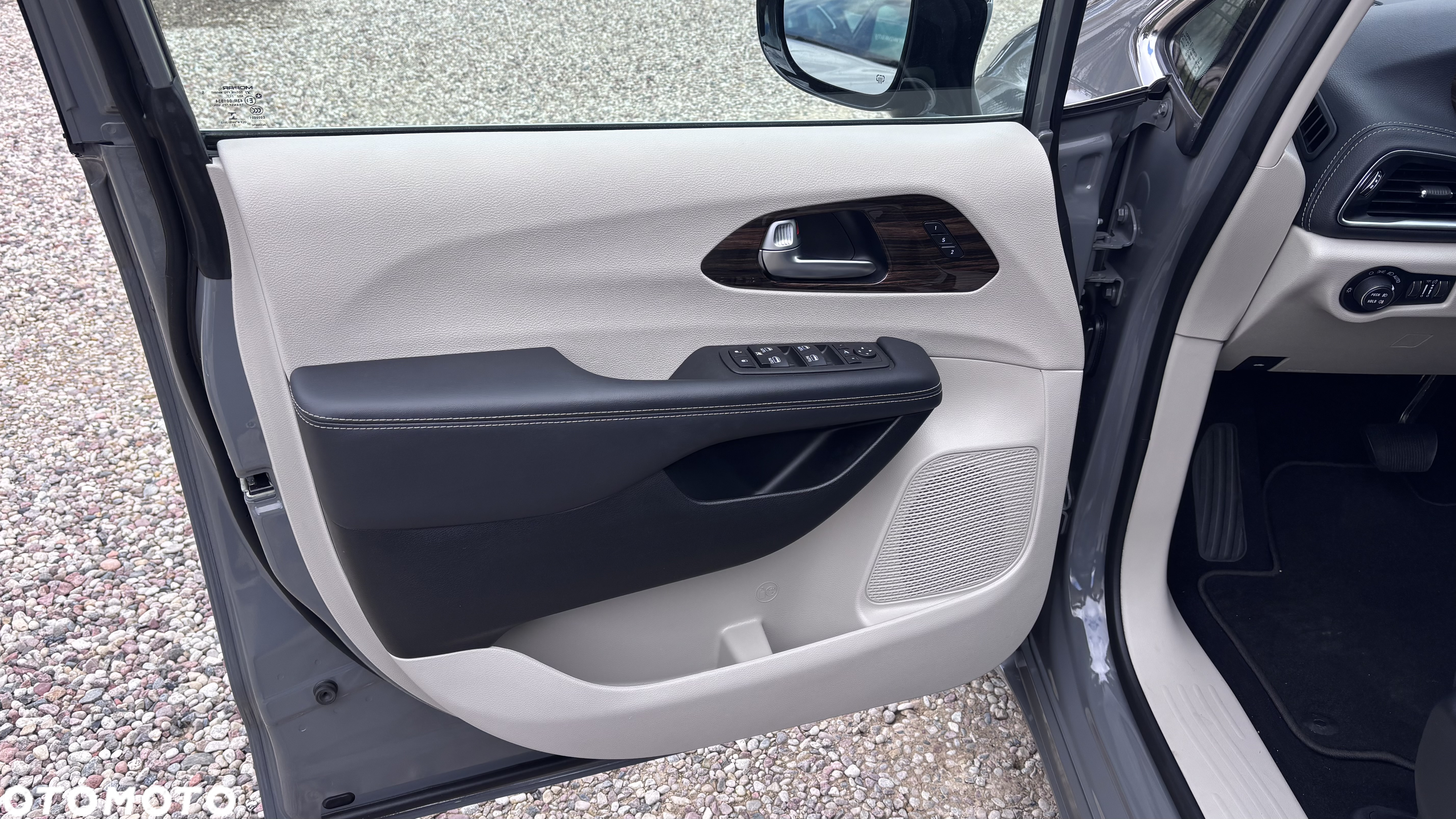 Chrysler Pacifica - 11