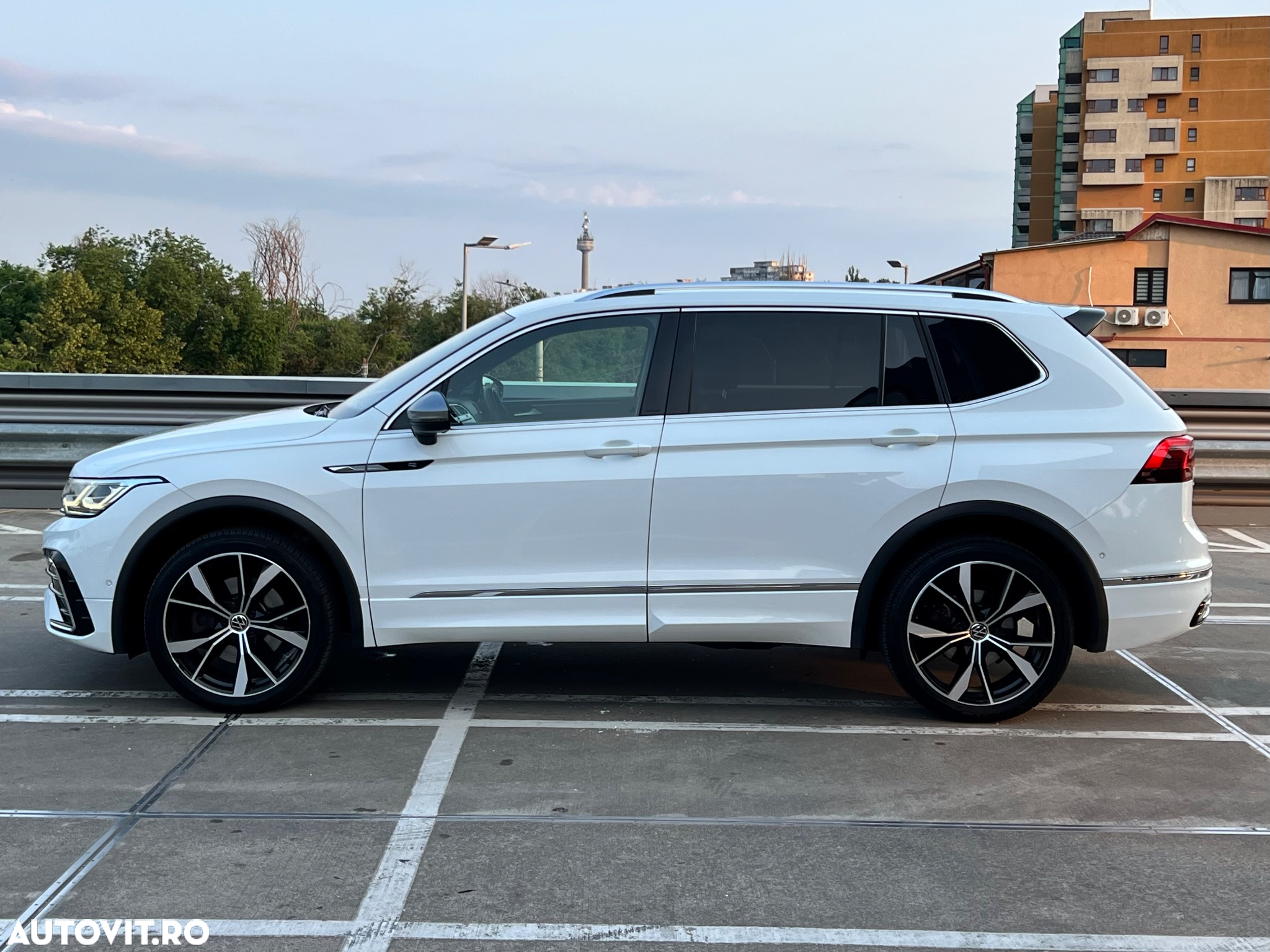 Volkswagen Tiguan Allspace 2.0 TDI 4Mot DSG R-Line - 28