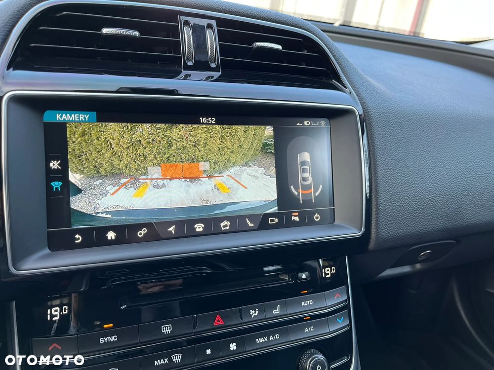 Jaguar XE 2.0 T Portfolio - 32