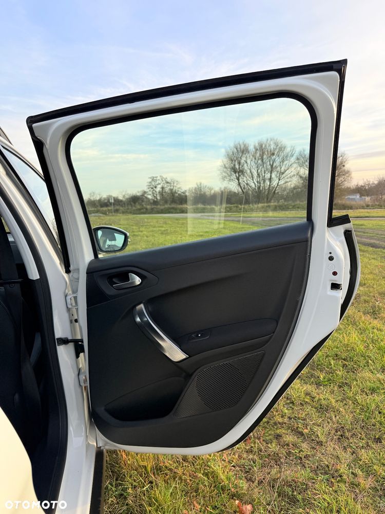 Peugeot 2008 1.2 Pure Tech Allure S&S - 12