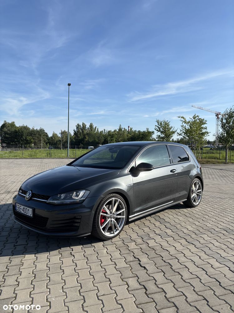 Volkswagen Golf - 1