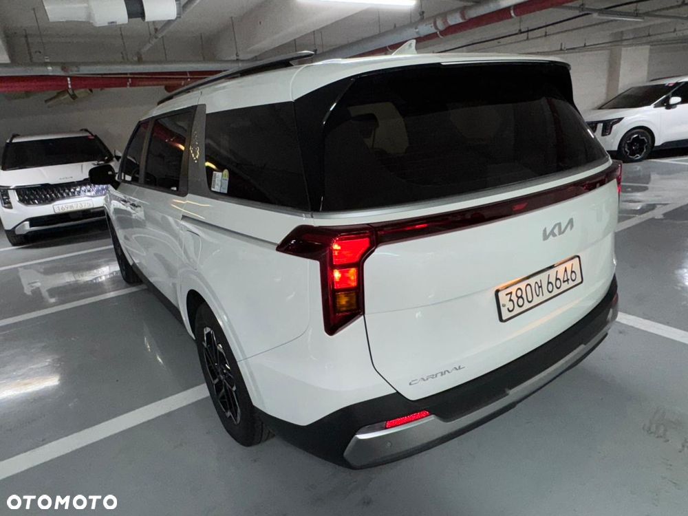 Kia Carnival - 10