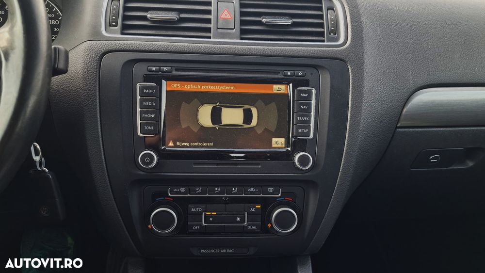 Volkswagen Jetta 1.6 TDI DSG Blue Motion Technology Life - 31