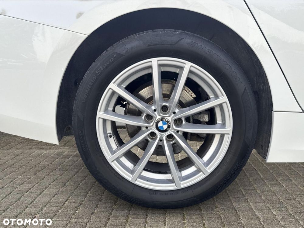 BMW 318D 2023 photo 4