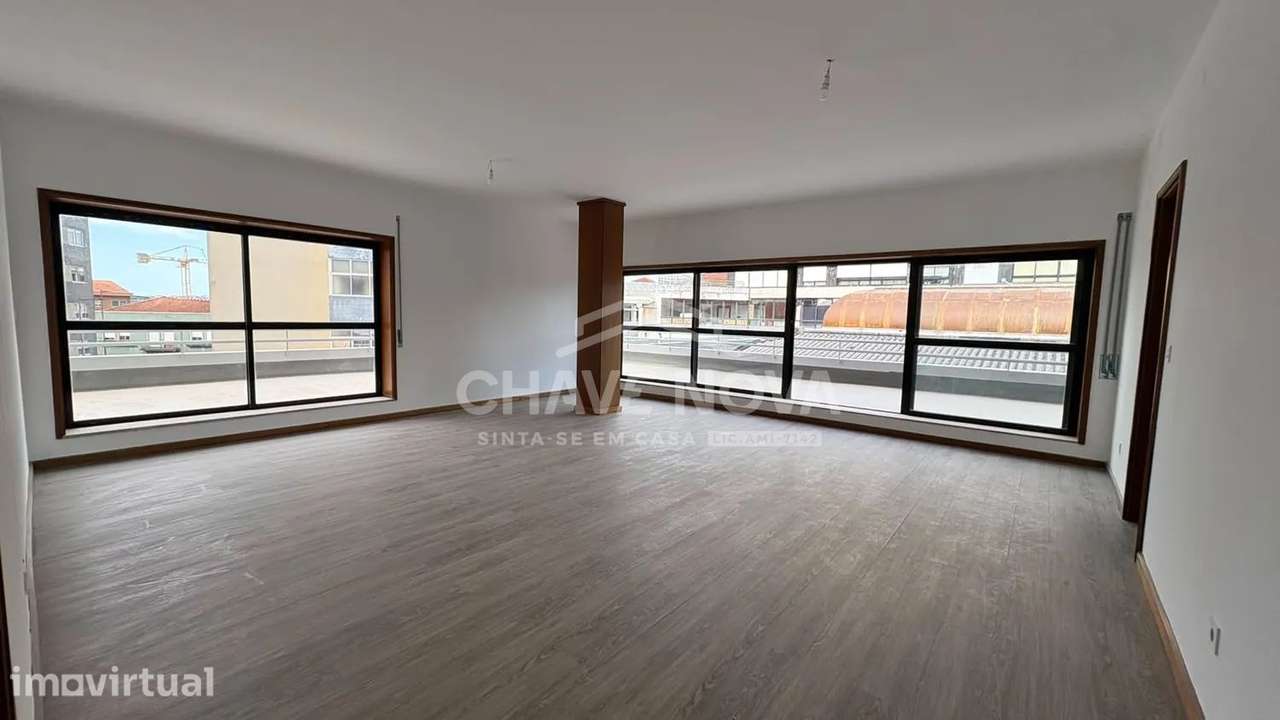 T3 Renovado c/ Terraço e Garagem em Santa Marinha (Devesas) - Grande imagem: 2/27
