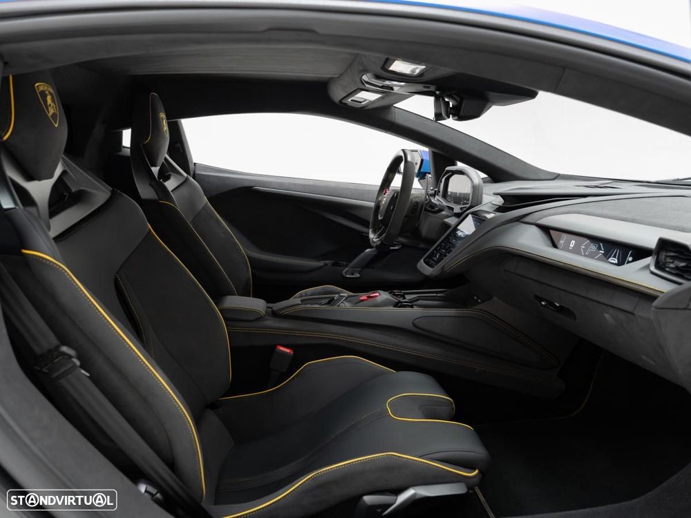 Lamborghini Revuelto - 12