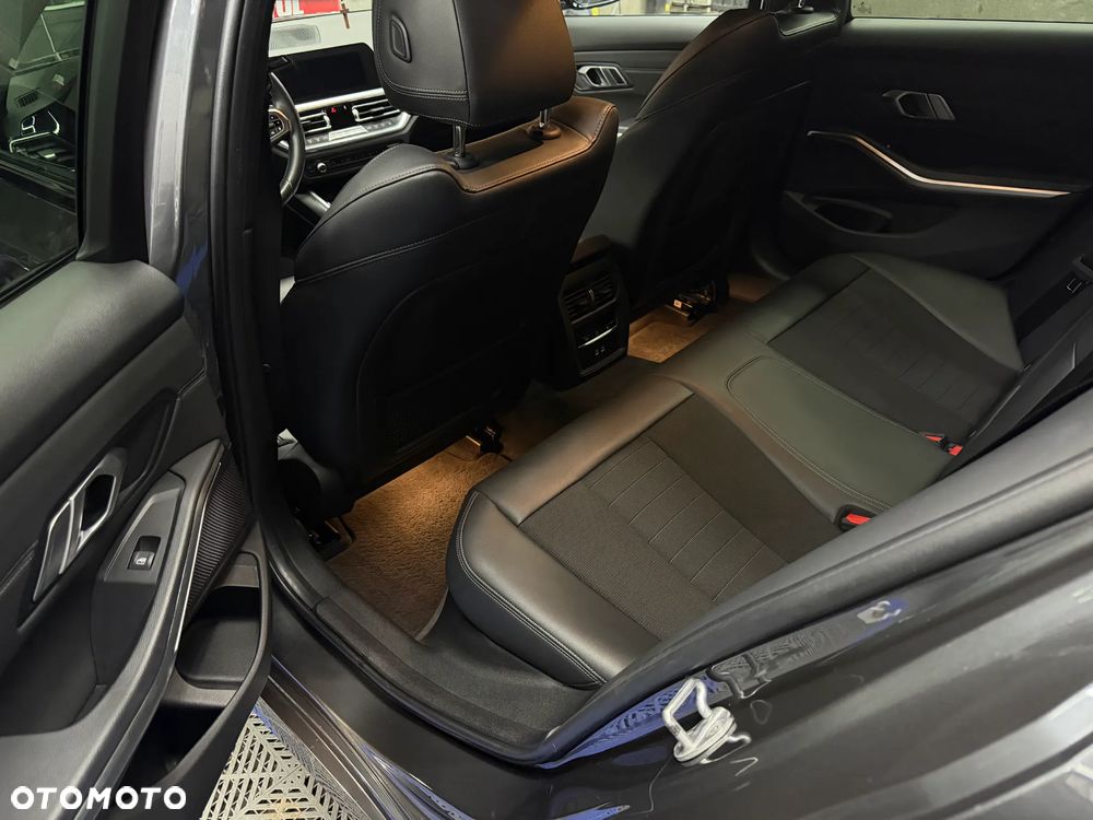 BMW Seria 3 330i Sport Line - 14