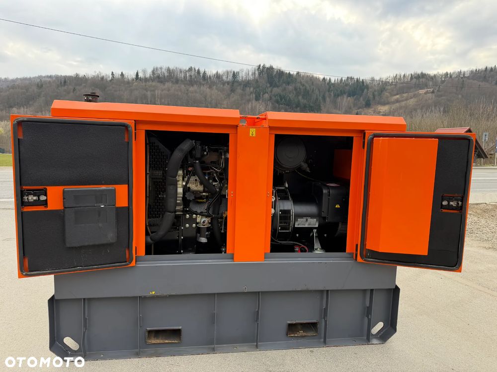 Atlas Copco QAS 60 ST3 Agregat Prądotwórczy Wyciszony GENERATOR 60 KW 2018r. JAK NOWY z Norwegii 5474 mtg Silnik PERKINS 4 cylindry. Prądnica Leroy-Somer. Maszyna działa wzorowo! Nie posiada ani deka zniszczeń! Pochodzi z Upadłośći Norweskiej. Okazja pełny ORYGINAŁ. Maszyna po serwisach w autoryzowanym oddziale. Kolejny serwis dopiero za 2 tysiące mtg. Agregat Gotowy do pracy!! - 32