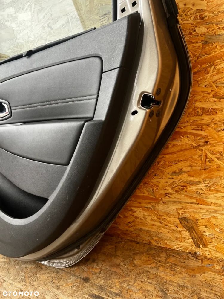 Drzwi TYLNE PRAWE prawy tył RENAULT SCENIC 3 LIFT III Kod lakieru: TEHNK żaluzja - 14