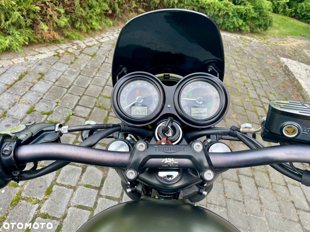 Triumph Bonneville - 12