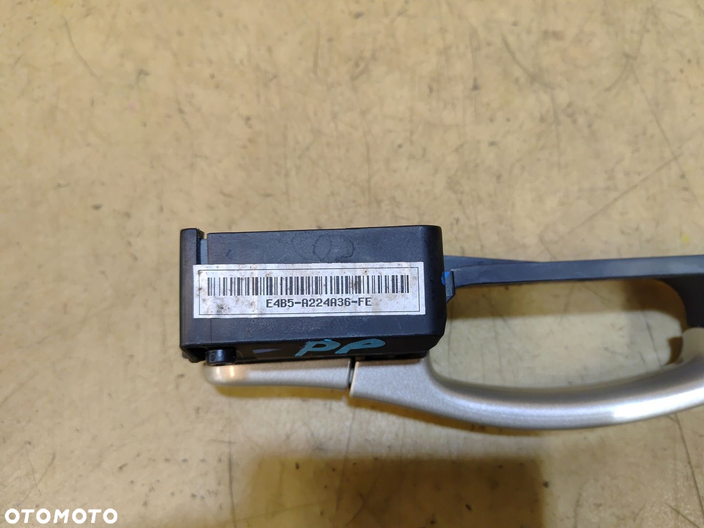 FORD KA PLUS KLAMKA PRAWY PRZÓD LAK.WHITE GOLD E4B5A224A36FE 17- - 3