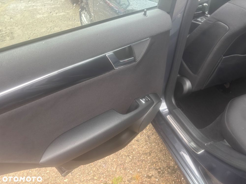 Mercedes-Benz Klasa C 180 CGI Automatik BlueEFFICIENCY - 28