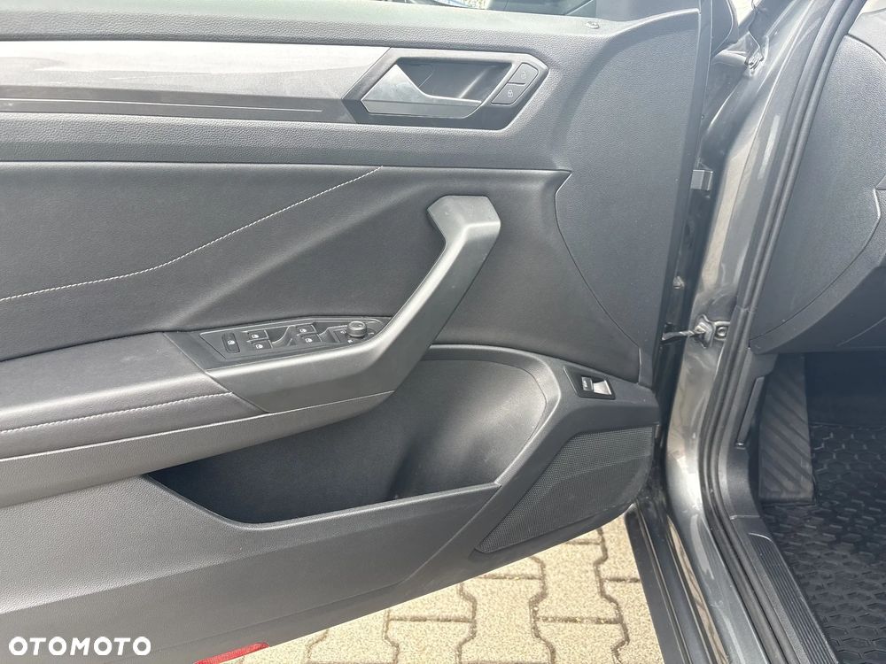 Volkswagen T-Roc - 11