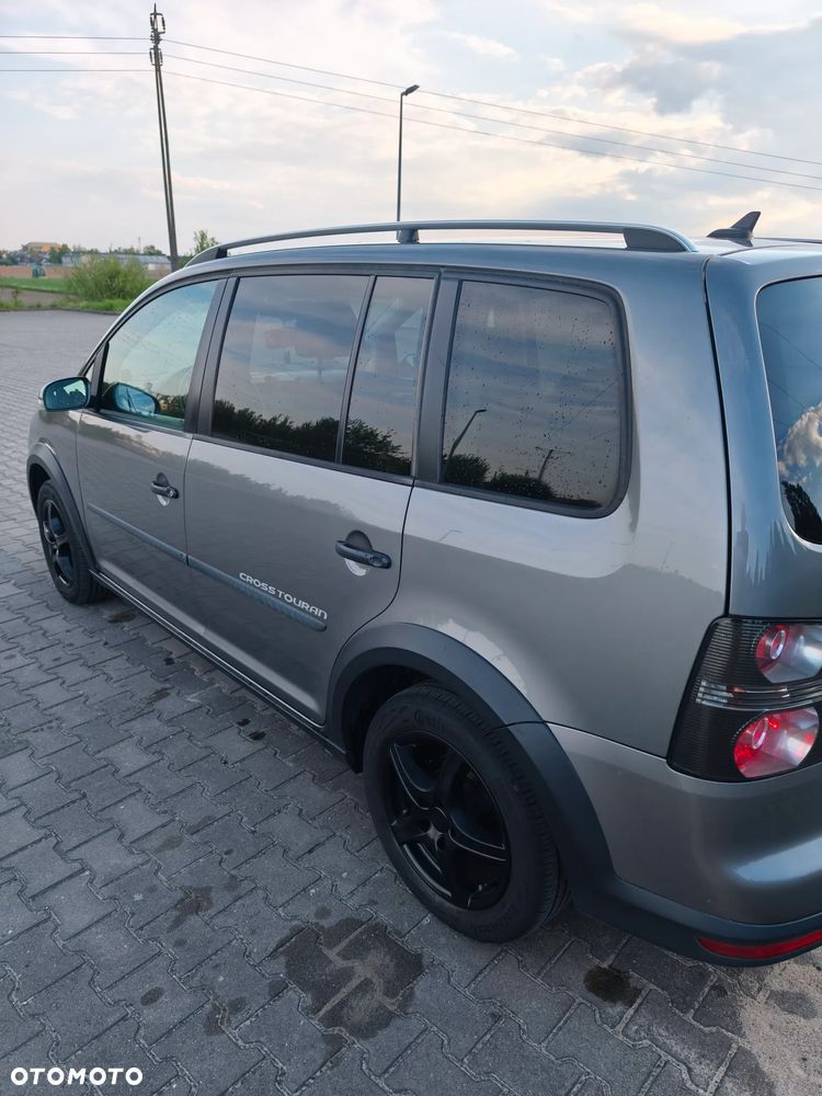 Volkswagen Touran 2.0 TDI DPF DSG Cross - 3