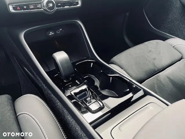 Volvo XC 40 B4 Ultra Black Edition - 9