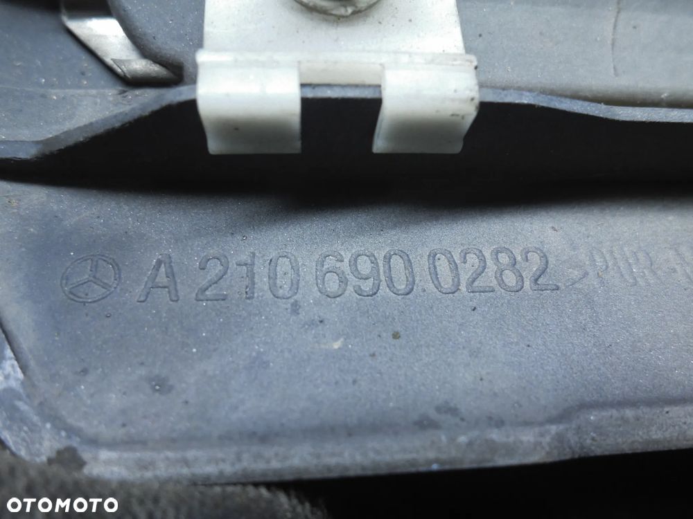 MERCEDES E KLASA W210 LISTWA BŁOTNIKA PRAWY PRZÓD A2106900282 - 3