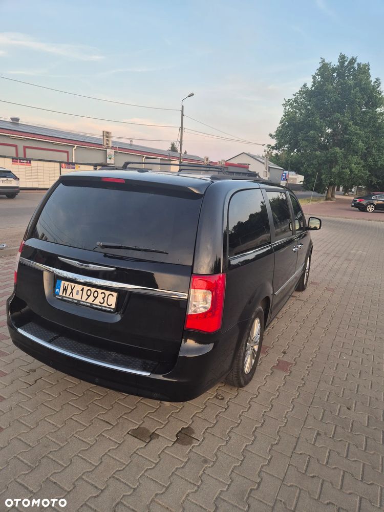 Chrysler Town & Country - 5